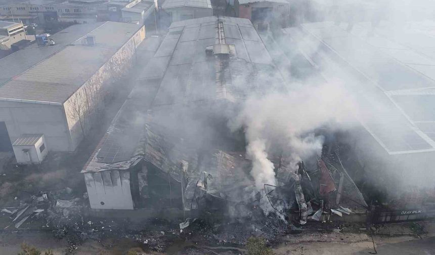 Uşak'ta iplik fabrikasında çıkan yangın büyümeden söndürüldü