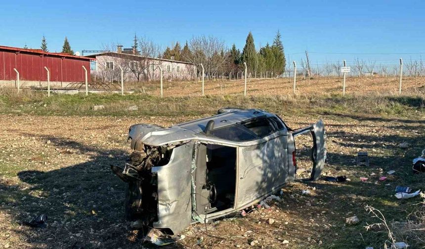 Uşak’ta otomobil tarlaya devrildi: 1’i bebek 5 yaralı