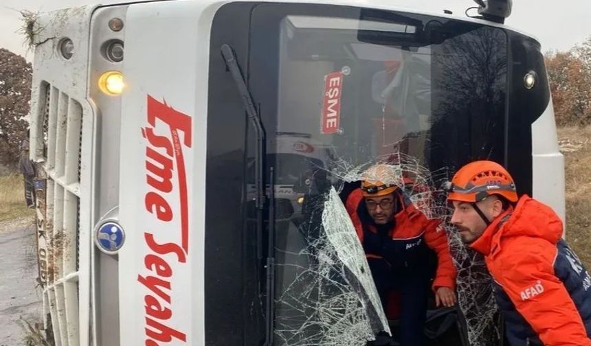 Uşak’ta yolcu taşıyan midibüs yan yattı: 5 yaralı