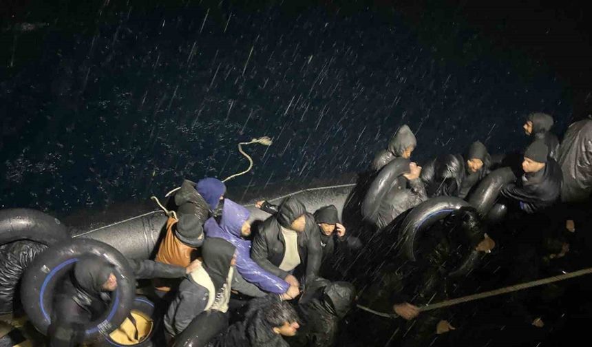 Yağmurun altında denizde sürüklenen göçmenlere sahil güvenlik yetişti