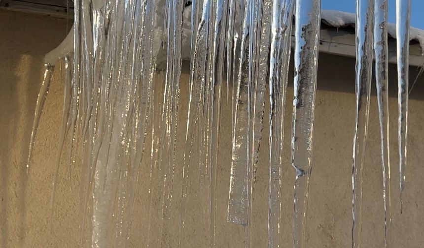 Yüksekova’da dondurucu soğuklar: Buz sarkıtları 3 metreyi aştı