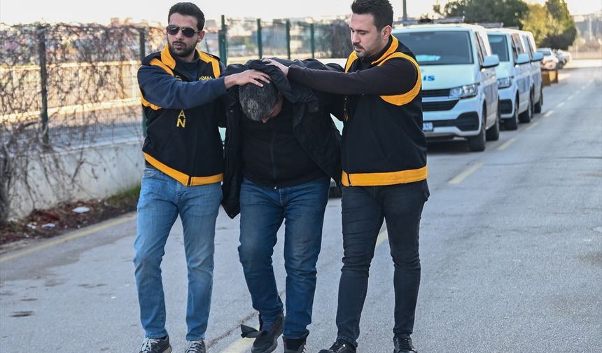 Adana'da işçi servisinin camını kaskla kıran motosikletlinin ehliyetine el konuldu