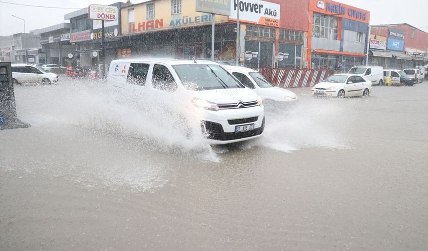 Adana'da sağanak hayatı olumsuz etkiledi