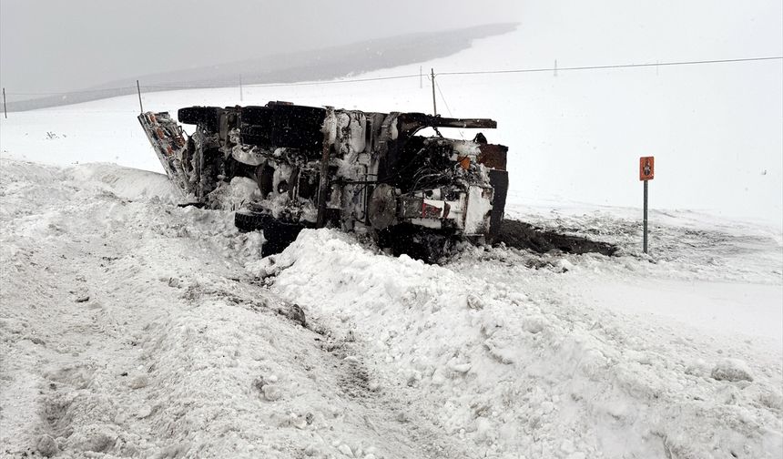 Ardahan'da kar küreme ve tuzlama aracı devrildi