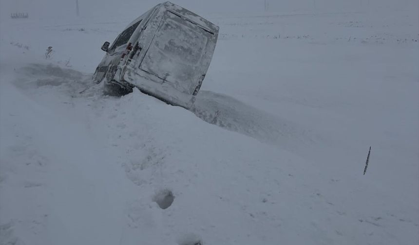 Ardahan'da kara saplanan minibüsteki yolcuları jandarma kurtardı