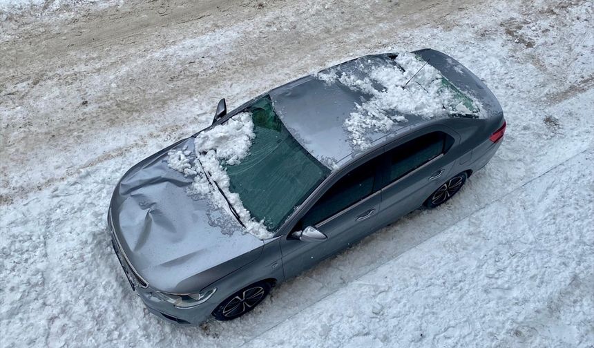 Ardahan'da üzerine kar ve buz kütlesi düşen otomobilde hasar oluştu