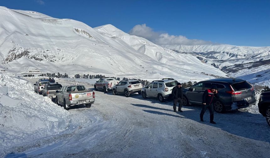 Artvin'de çığ altında kalan çobanı arama çalışmalarına yeniden başlandı