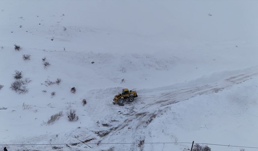 Bayburt'ta çığ düşmesi sonucu kapanan köy yolu ulaşıma açıldı