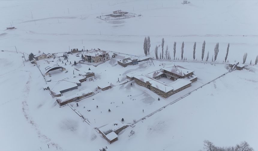 Bayburt'taki Kenan Yavuz Etnografya Müzesi beyaz örtüyle kaplandı
