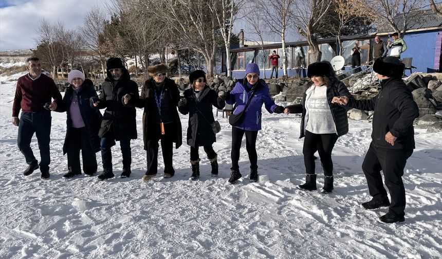 Buzla kaplı Çıldır Gölü'ne gelen turistler gönüllerince eğleniyor