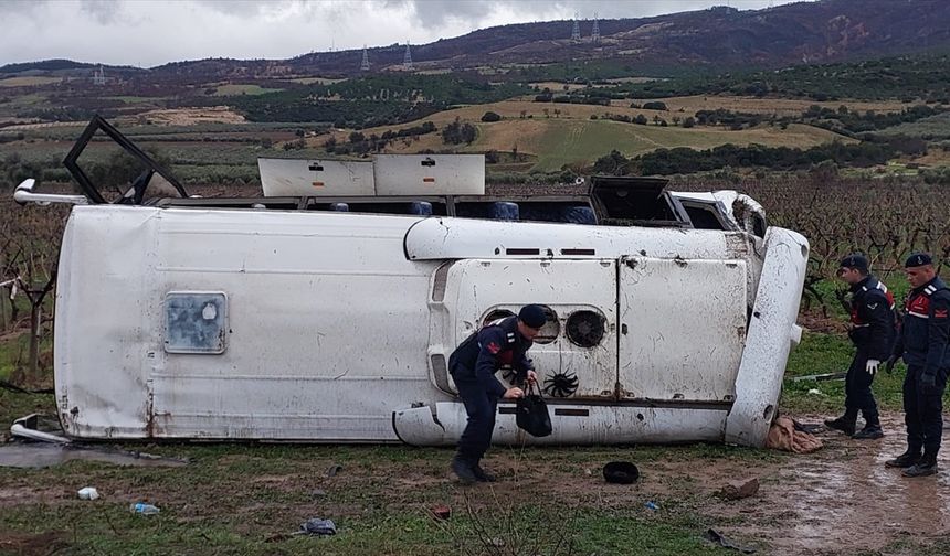 Denizli'de devrilen midibüsteki 1 kişi öldü, 24 kişi yaralandı