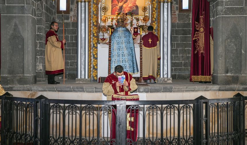 Diyarbakır'da Surp Giragos Ermeni Kilisesi'nde Noel ayini yapıldı