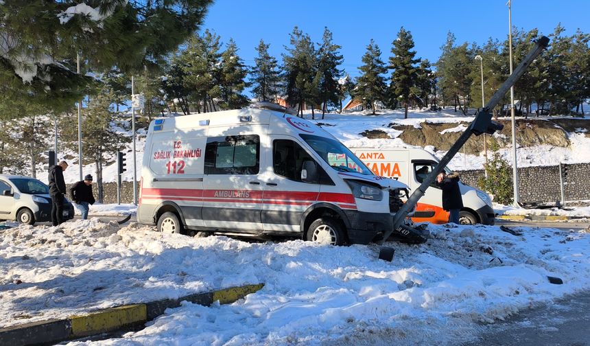 Karabük'te cip ile çarpışan ambulanstaki 2 sağlık çalışanı yaralandı