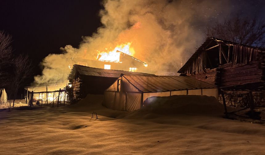 Karabük'te yangın çıkan 2 katlı ev kullanılamaz hale geldi