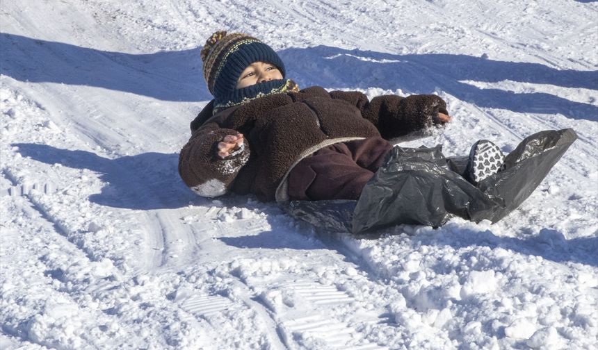 Kars'ta çocuklar yarıyıl tatilinde kızaklarla kayarak eğleniyor