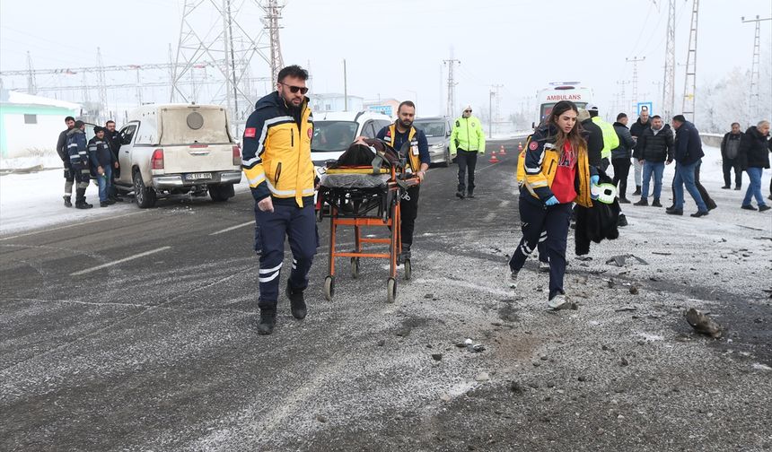 Kars'ta iki aracın çarpıştığı kazada 6 kişi yaralandı