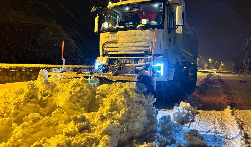 Kayseri'de kar ve tipi nedeniyle kapanan 155 mahalle yolu ulaşıma açıldı