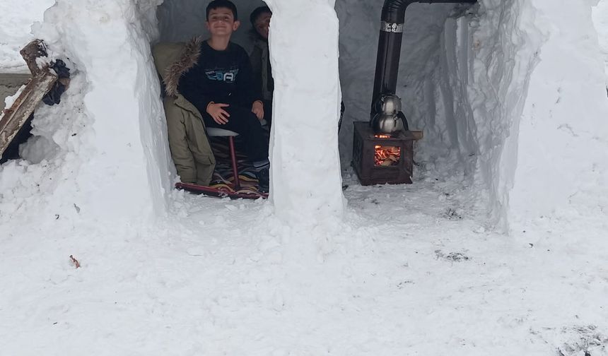 Malatya'da bir baba, çocukları için kardan ev yaptı