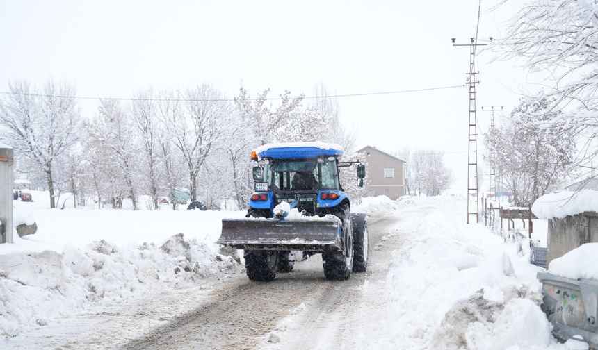 Muş'ta köy muhtarı traktörün arkasına taktığı kar küreme aparatıyla yolları temizliyor