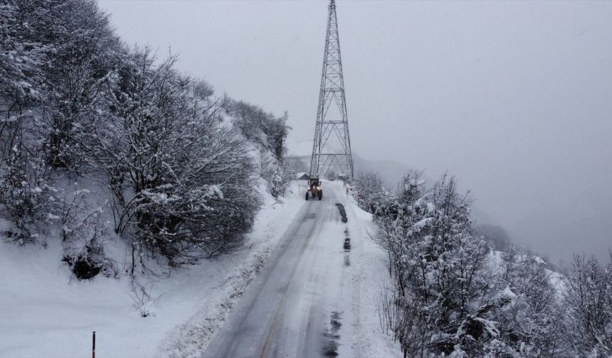 Sinop, Kastamonu, Amasya ve Tokat'ta kar nedeniyle 894 köy yolu ulaşıma kapandı