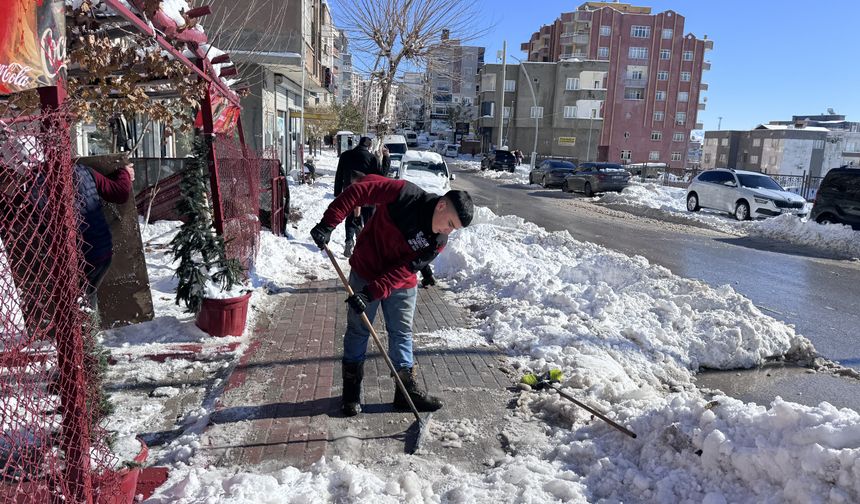 Şırnak'ta çocuklar kar keyfini poşet ve tepsilerle kayarak çıkardı