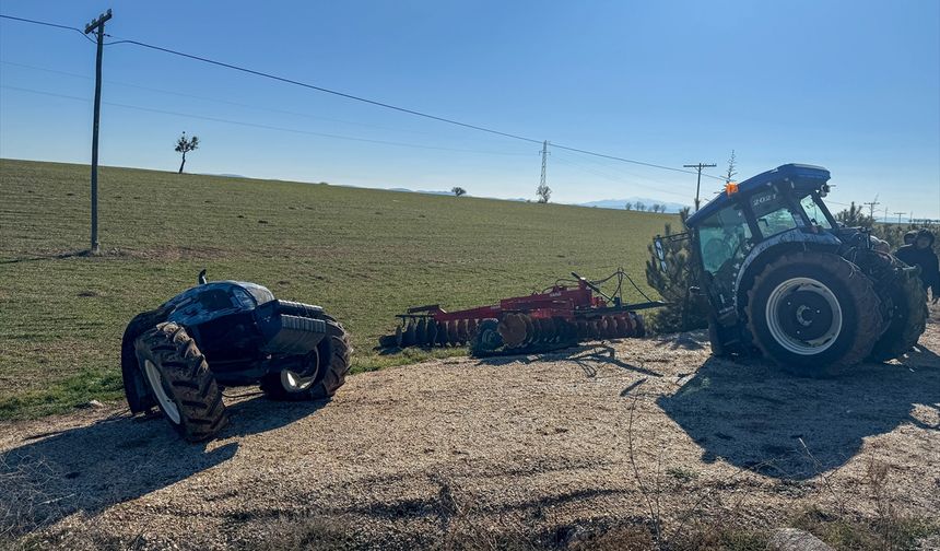 Uşak'ta panelvanla çarpışan traktör ikiye bölündü