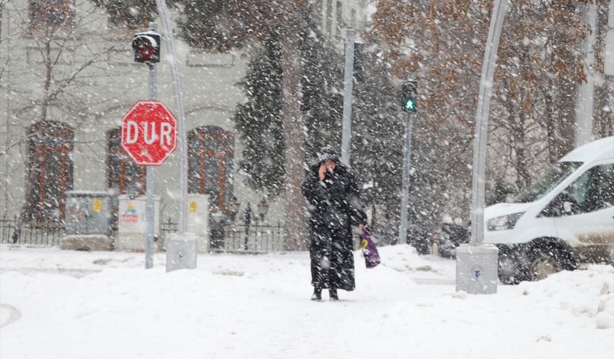 Yozgat'ta kar yağışı etkili oluyor