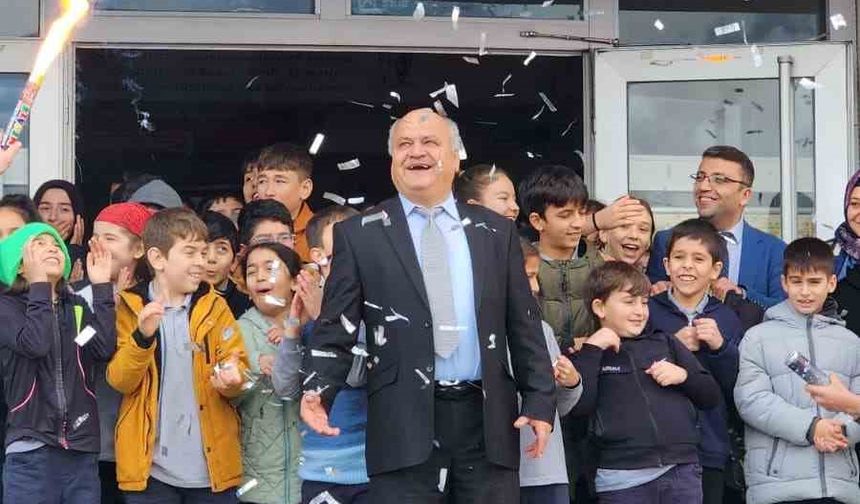 47 yıllık eğitimci alkışlarla mesleğine veda etti