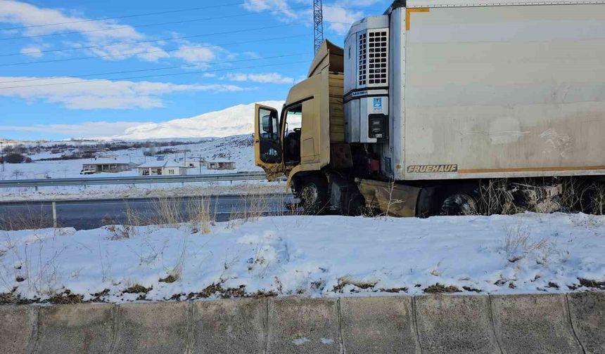 Adilcevaz'da karpuz yüklü tır kaza yaptı: 1 yaralı