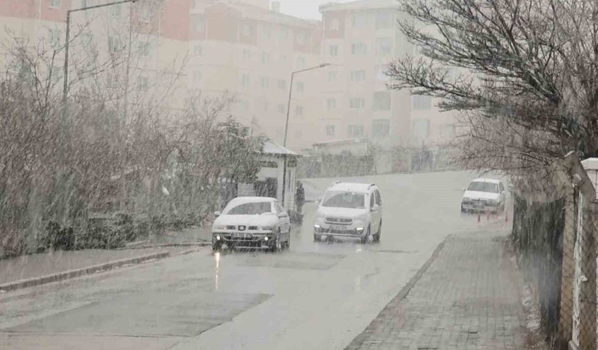 Aksaray'da kar yağışı etkili oluyor