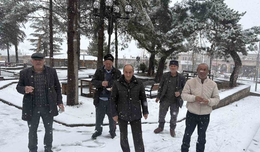 Aksaray'ın Güzelyurt ilçesinde kar yağışı etkisini sürdürüyor
