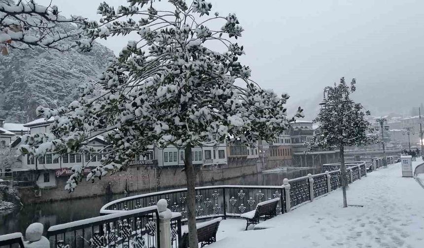 Amasya yeni yıla karla girdi, şehir beyaza büründü
