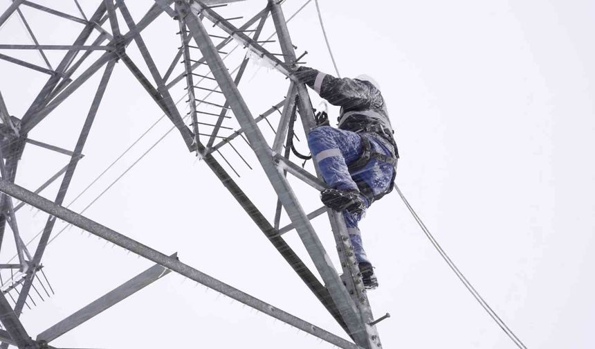 Bakan Bayraktar: 'Vatandaşlarımıza kesintisiz enerji akışı sağlamak için ekiplerimiz 7 gün 24 saat sahada'