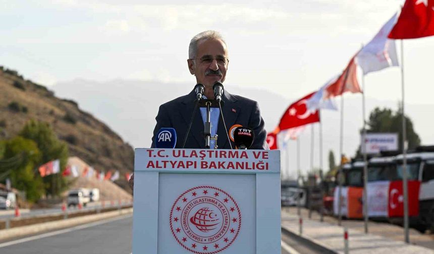 Bakan Uraloğlu: 'Dünyanın çevresinin 4'te 3'ü kadar bölünmüş yol yaparak, 30 bin kilometrelik dev eşiği geride bıraktık'