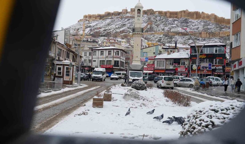 Bayburt'a kar geliyor