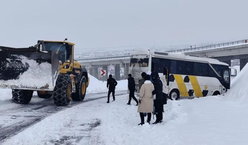 Bingöl'de kayan midibüs kara saplandı