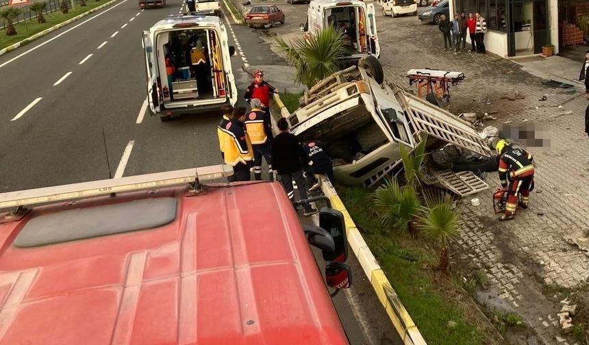 Edremit'te kamyonet bariyerlere girdi: 2 ölü, 1 yaralı