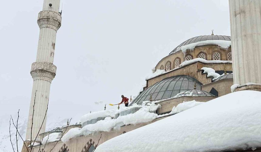 Hakkari'de tehlike saçan caminin çatısı kardan temizlendi