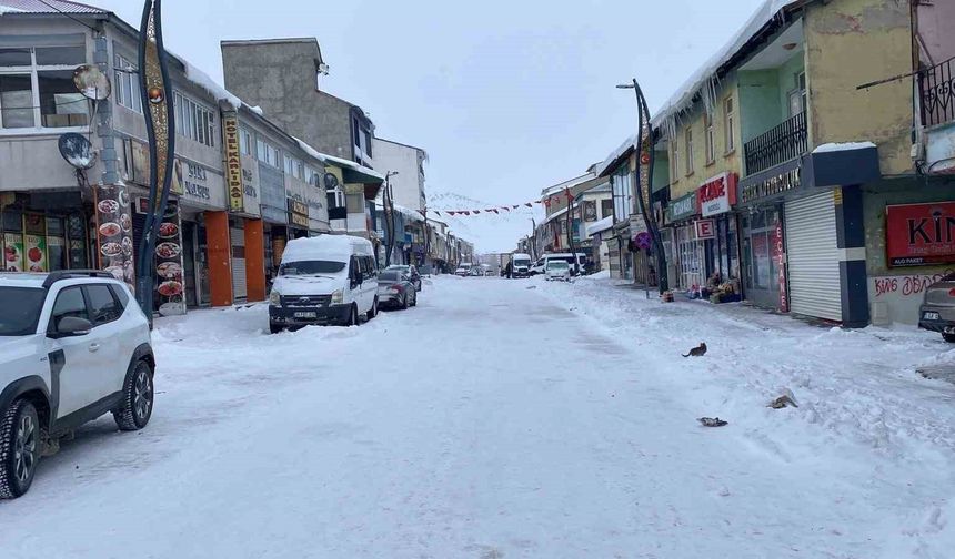 Kar ve buzla kaplı Karlıova sessizliğe büründü