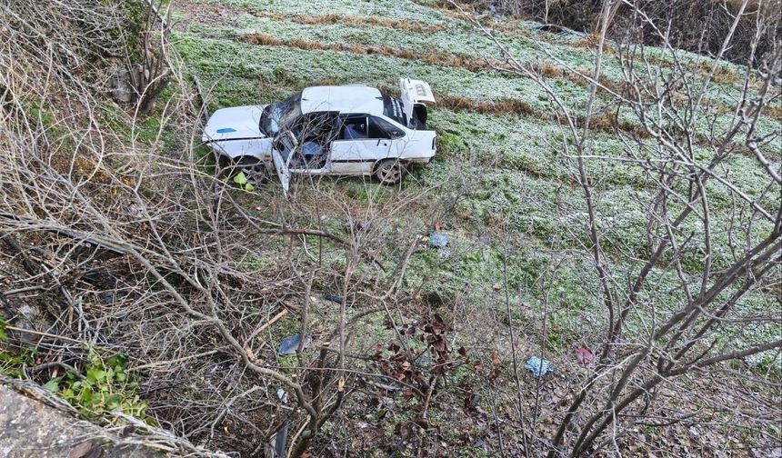 Kontrolden çıkan otomobil şarampole uçtu: 3 yaralı
