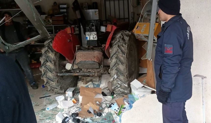 Kontrolden çıkan traktör iş yerine daldı