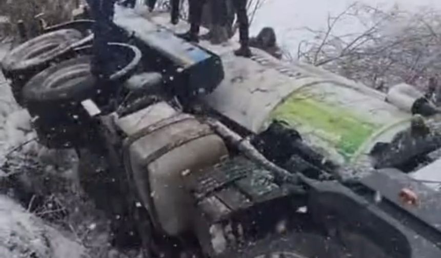 Kontrolden çıkan vidanjör şarampole devrildi