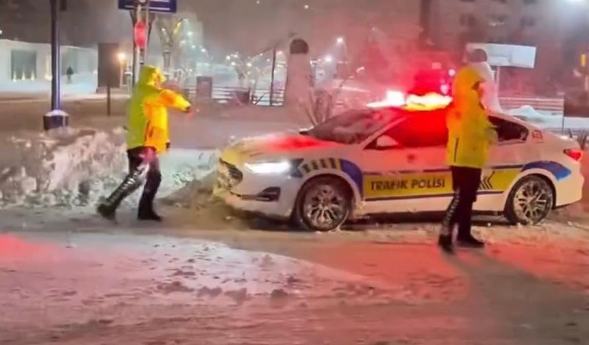 Mardin'de yürekleri ısıtan görüntüler: Polis ve çocukların kar topu savaşı kamerada