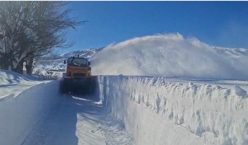 Ovacık'ta kar kalınlığı 2 metreyi buldu: Karla mücadele çalışmaları sürüyor