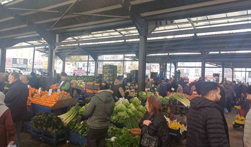 Pazarda zam şampiyonu salatalık