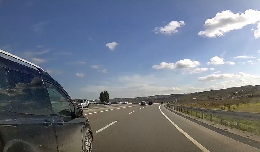 Şerit ihlali yaparak aracı silme geçti: Kazaya davetiye çıkaran sürücü canları hiçe saydı