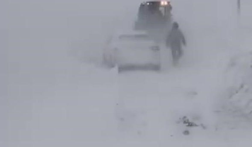 Sivas'ta yoğun kar ve tipi nedeniyle bazı yollar ulaşıma kapatıldı