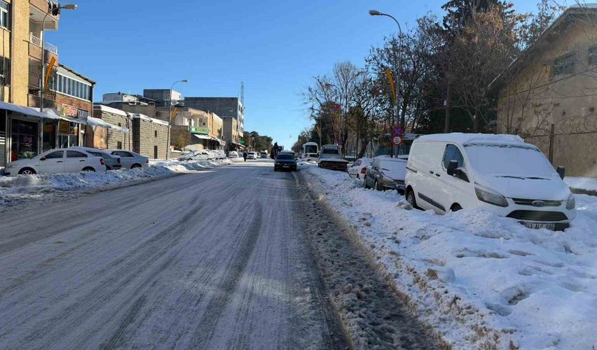 Siverek'te buz ve kar hayatı durdurdu