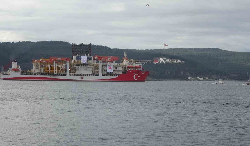 Türk sondaj gemisi Yıldırım Çanakkale Boğazı'ndan geçti