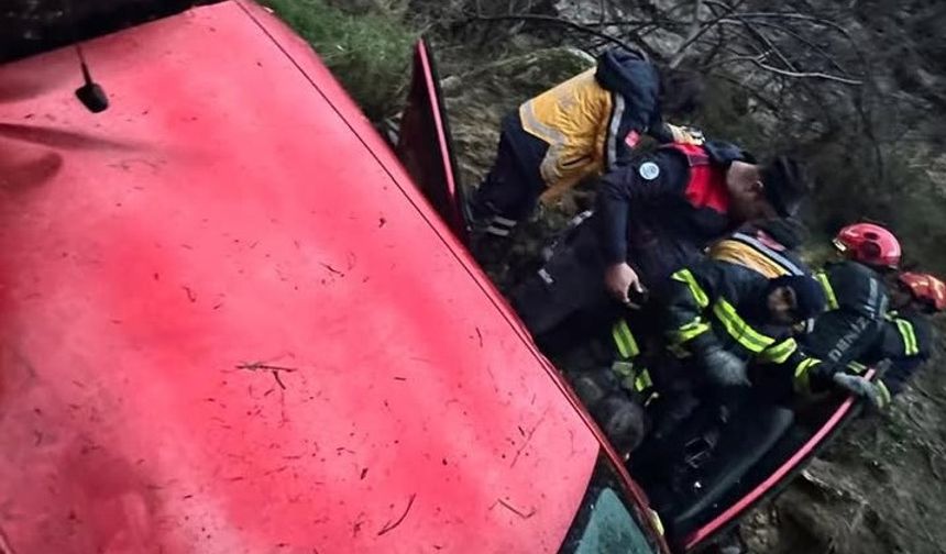 Uçuruma yuvarlanan araçta bulunan 2'si çocuk 5 kişi yaralandı